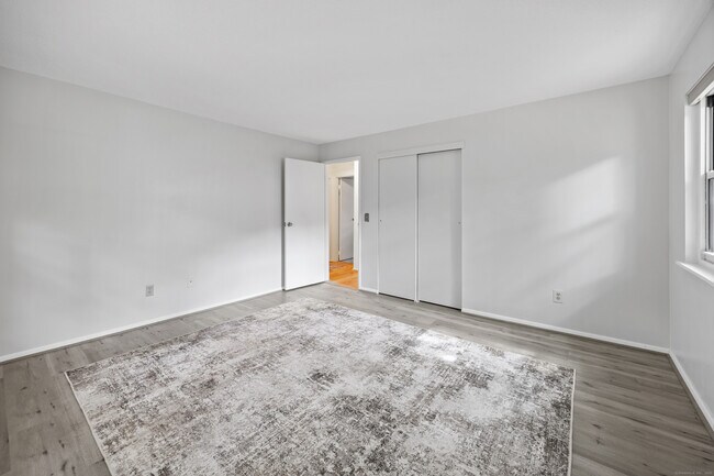 Building Photo - 486 Oak Ave