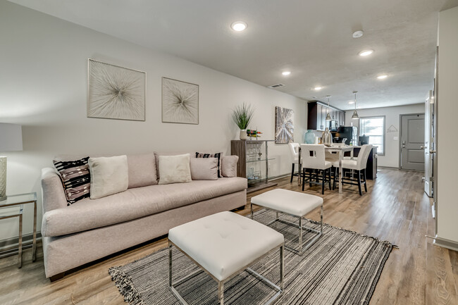 Bottom floor with living room and kitchen - Forest Hills Racquet Club