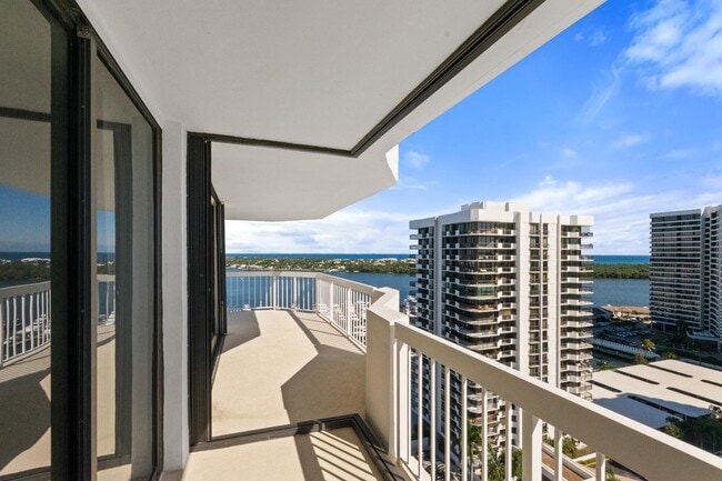 Building Photo - 123 Lakeshore Dr