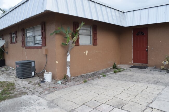 Building Photo - 3094 SE Clayton St