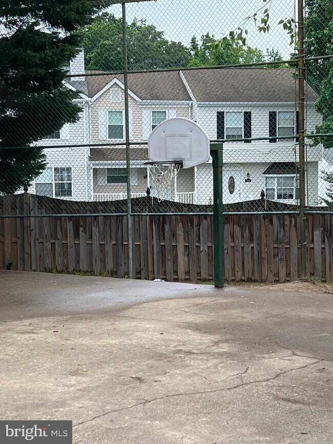 Building Photo - 102 Picadilly Lane #203