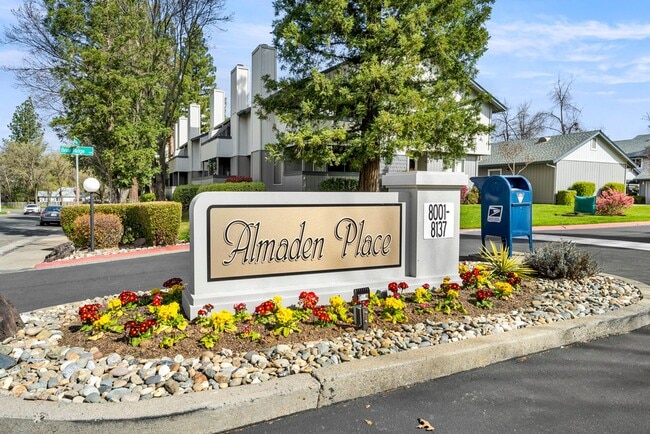 Building Photo - Beautiful 3-bedroom, 3-bathroom townhome  ...
