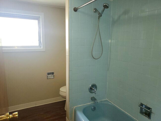 Building Photo - Three Bedroom Two Bathroom Three Fireplaces