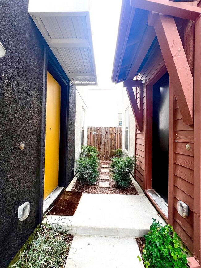 Building Photo - Beautiful 2 bedroom 2.5 bath three story condo!!