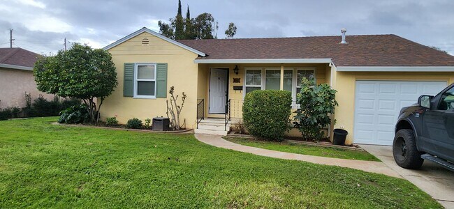 Building Photo - 2 Bedroom 1.5 Bathroom Home in S. Land Park with Updated Kitchen