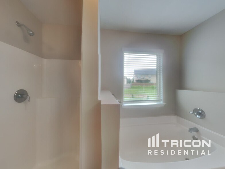 Building Photo - 325 Nutwood Trce