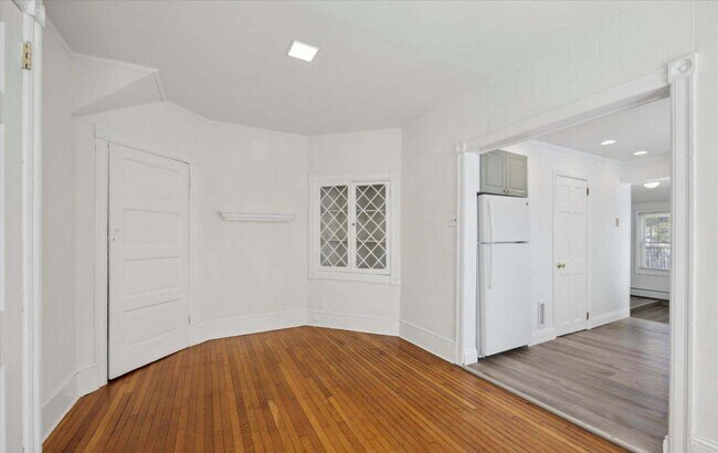 Building Photo - Bright and spacious 4-bedroom