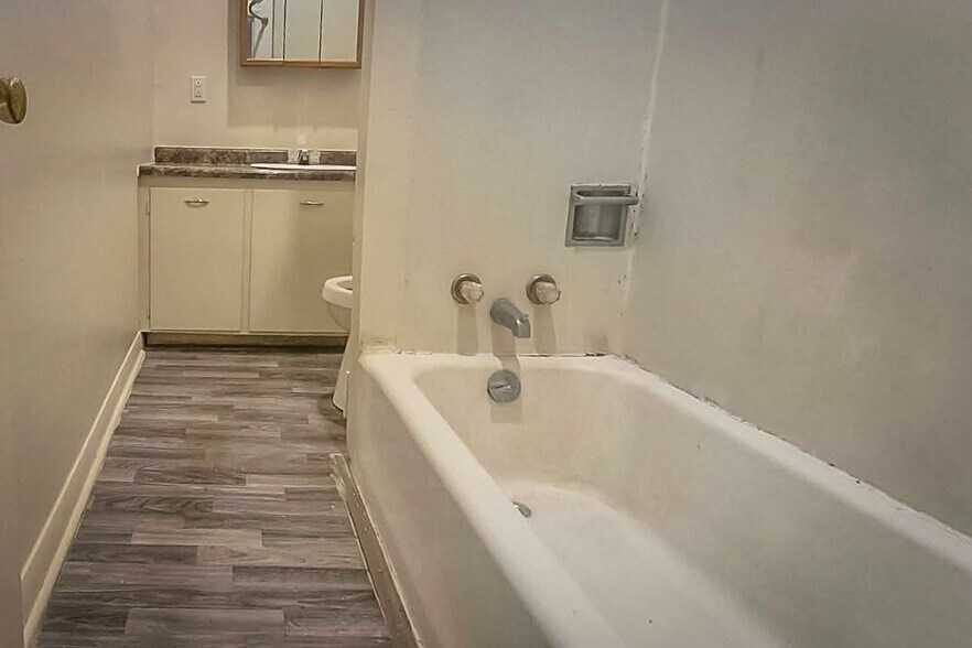 Bath - 415 Avenue E