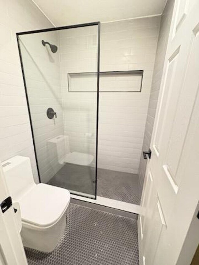 Building Photo - FREE RENT/EARLY ENTRY  1 bedroom 1 bath Beautiful Upstairs Unit in Prime Location