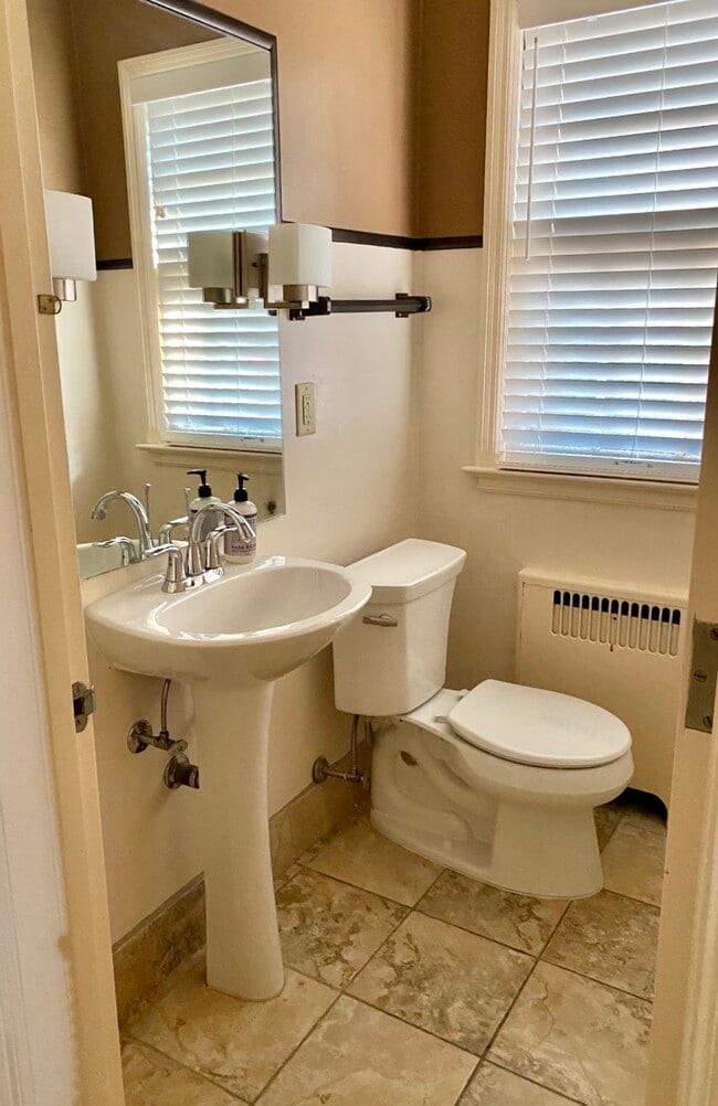 1/2 Bath - 824 S Monroe Ave