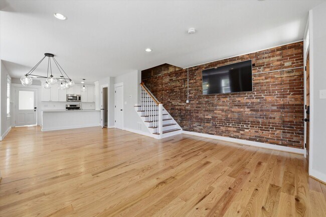 Building Photo - Charming Updated 4B/2.5B Home with Fenced Yard & Parking Included