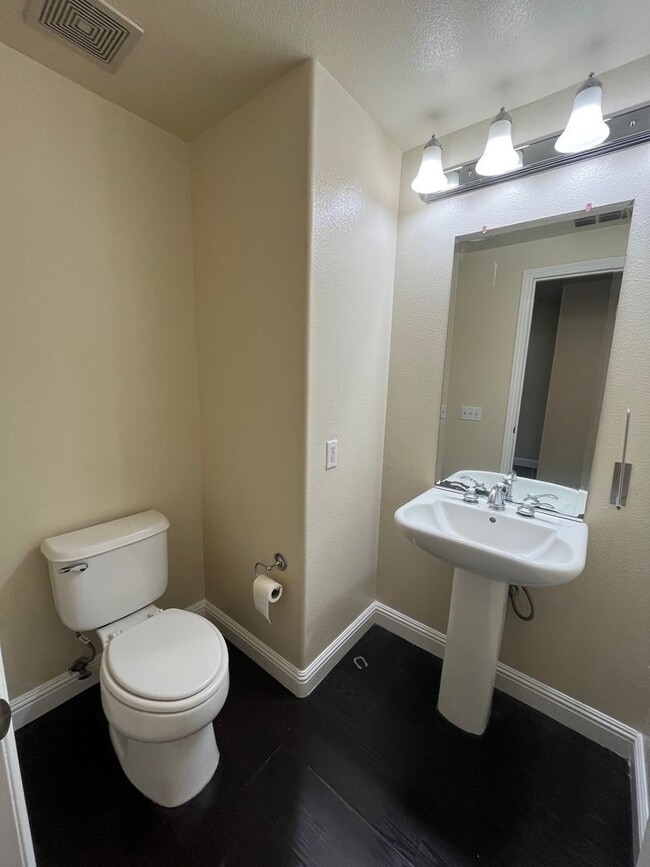 Building Photo - Spacious 2bed 2.5bath 3 story Condo with 1 car garage available in Westlake Parkway!