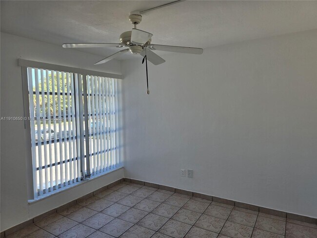 Building Photo - 10399 N Kendall Dr