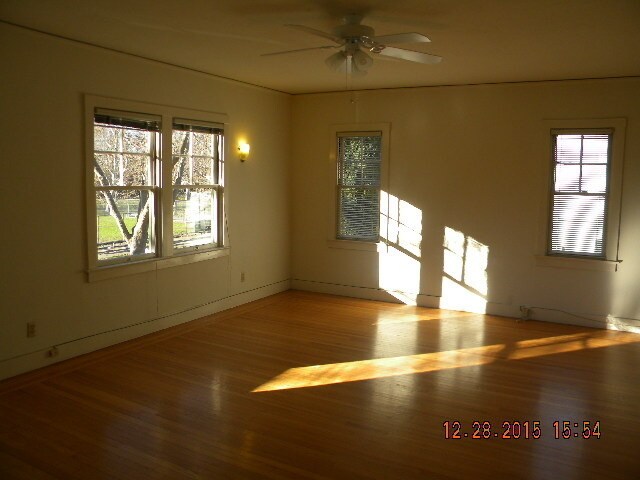 Building Photo - PLEASE TEXT FOR A PRIVATE SHOWING 334-513-7595