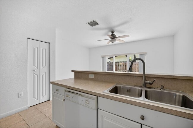 Building Photo - 1575 NE 33rd Ave