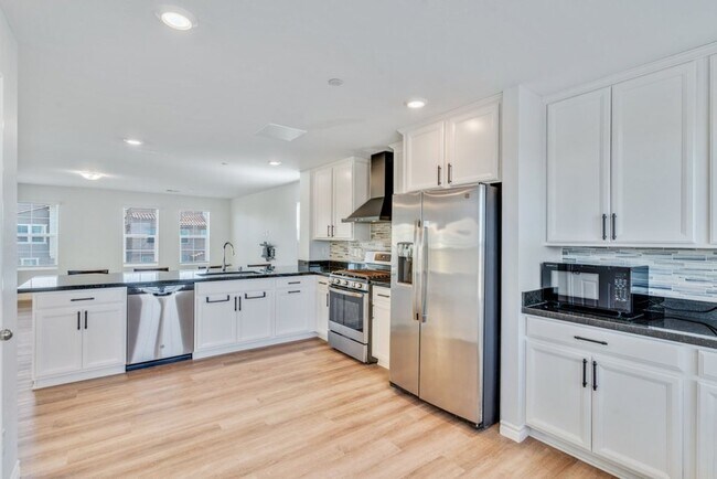 Building Photo - Spacious Three Story 3 Bed 3.5 Bath Smarth...