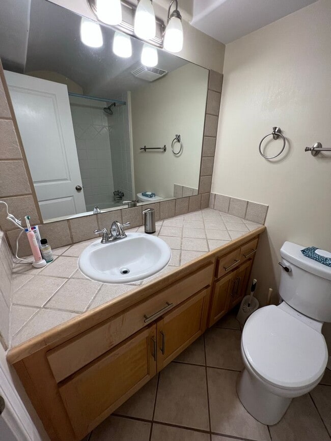 Building Photo - Spectacular Studio Condo @ Studio 40!