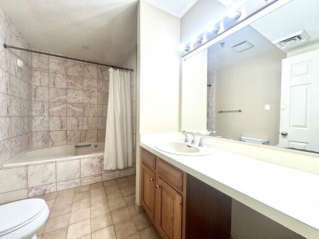 Building Photo - 147 Kelton St