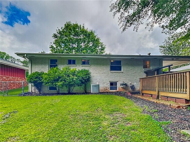 Building Photo - 878 Lake Ct