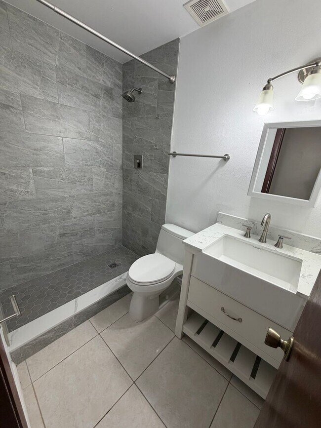 Building Photo - 2036 Las Palmas Cir