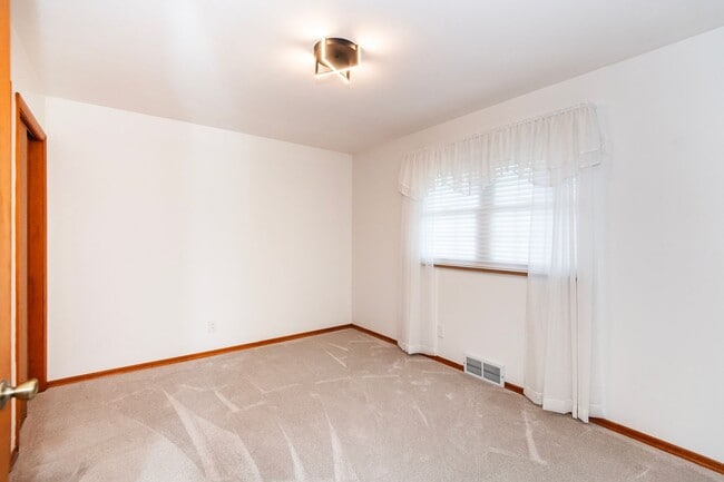Building Photo - Lovely 3 Bedroom 1 Bathroom Home