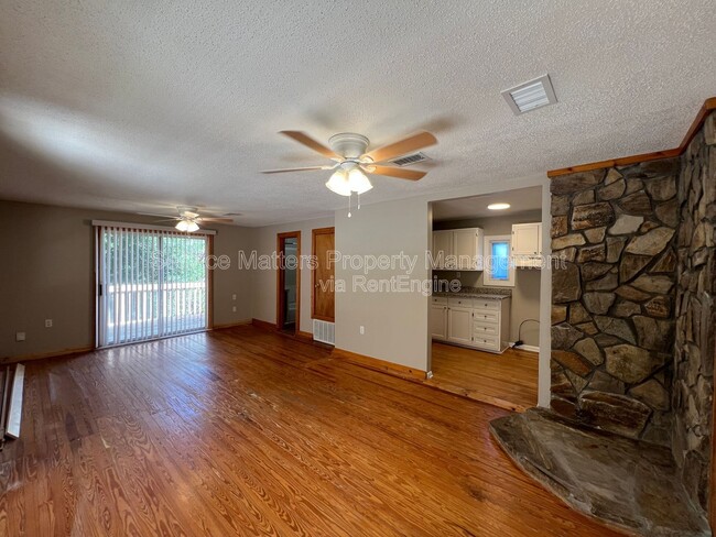 Building Photo - 3305 E Blount St