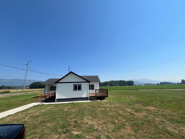 Building Photo - Large 2 bed 1 bath house in the country