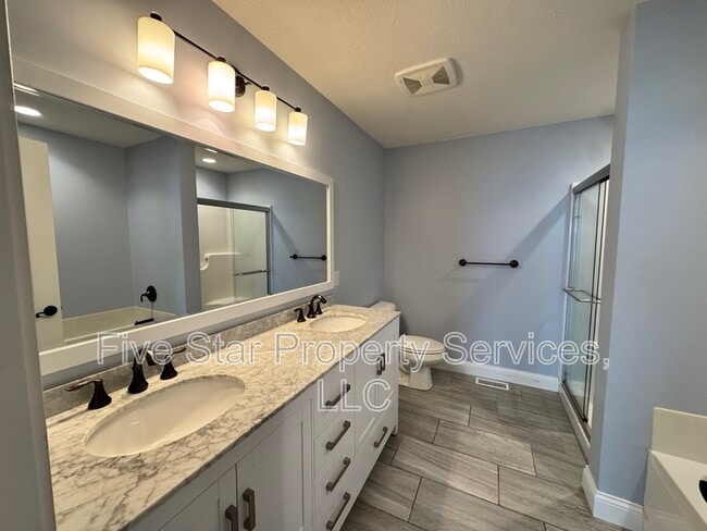 Building Photo - 1203 Hawthorn Ct