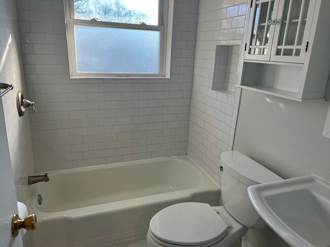 Building Photo - Commuters Dream!  Renovated Home Close to ...