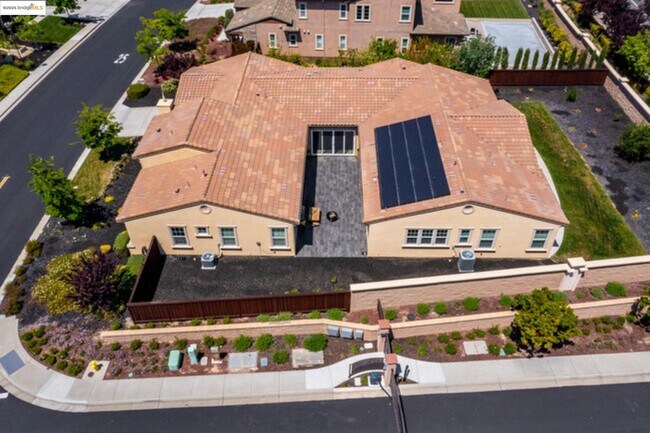 Building Photo - 2258 Reserve Dr