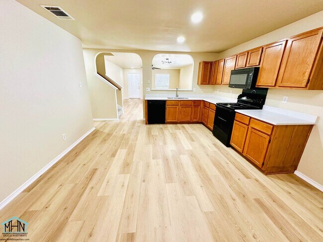 Building Photo - Big & Beautiful 5 bed/3.5 bath 2 Story hom...