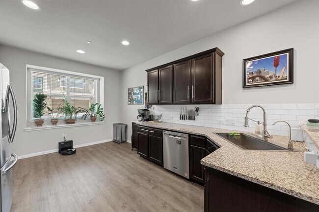 Building Photo - 516 E Slaughter Ln