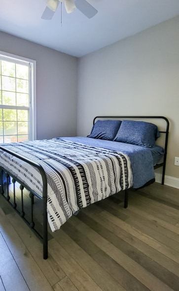 Building Photo - 5621 Button St