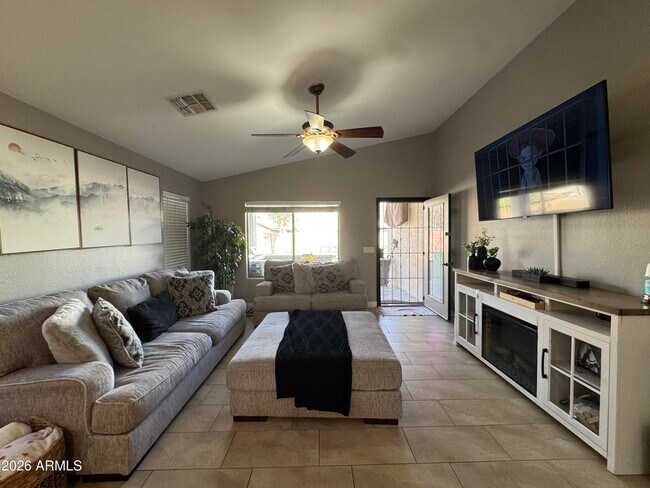 Building Photo - 734 E Kelsi Ave