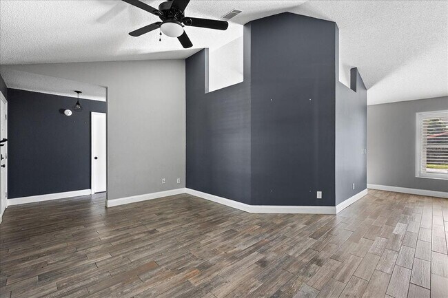 Building Photo - 5517 Loma Vista Dr E