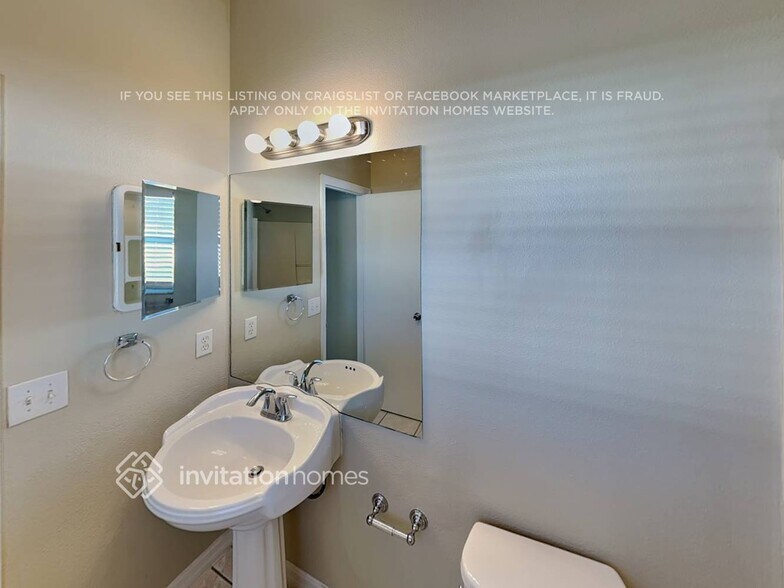 Building Photo - 9624 Hollyhill Dr