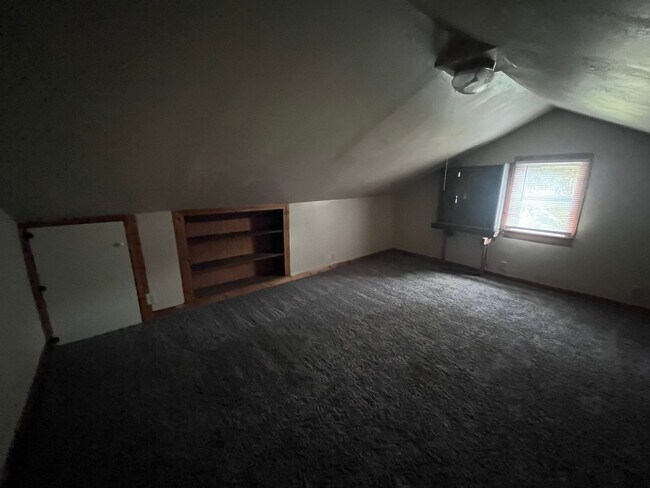 Building Photo - 4 Bedroom 2 Bath on Campus