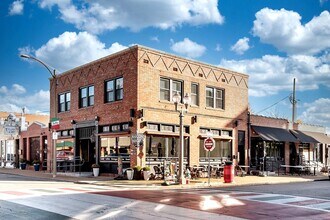 Building Photo - CONDO ON THE HILL 3 BED 1 BATH - Hardwood ...