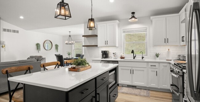 Building Photo - Furnished Home with Modern Amenities in Williamsburg