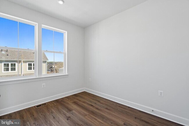 Building Photo - 596 Watermans Dr