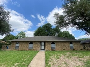 Building Photo - 1033 Rosewood Dr