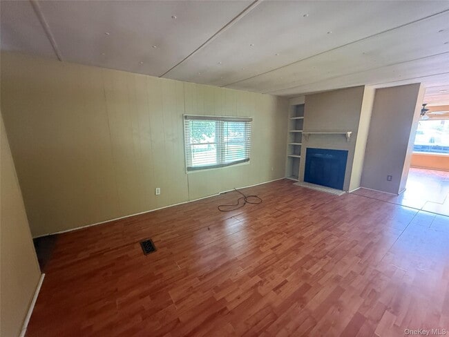 Building Photo - 20 Tanglewood Park Dr