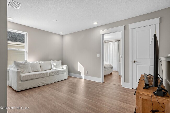 Building Photo - 434 Settler's Landing Dr
