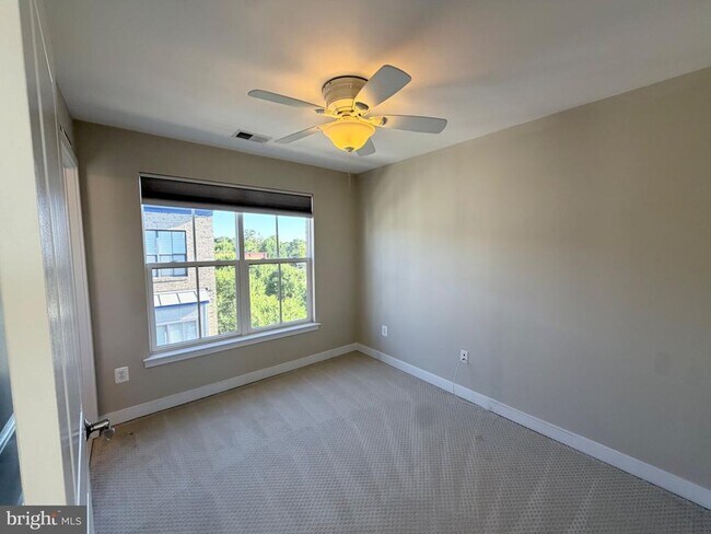 Building Photo - 4560 Longfellow St