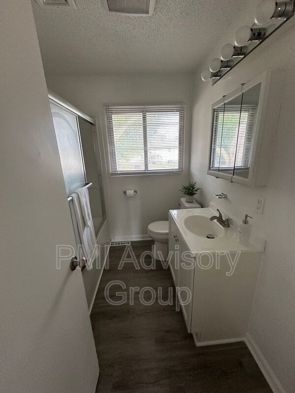 Building Photo - 7132 SW Lario Ln