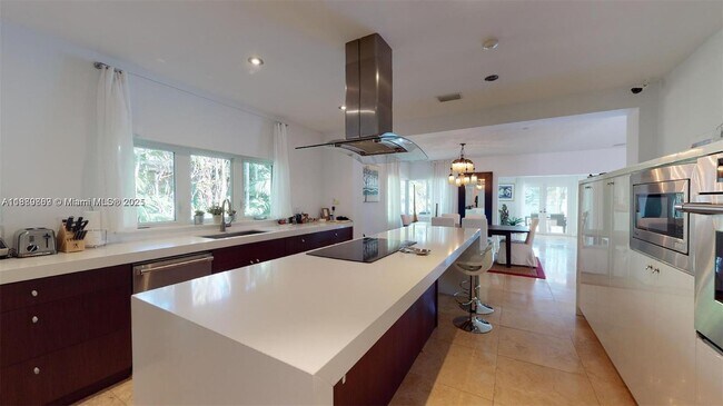 Building Photo - 6015 Pine Tree Dr