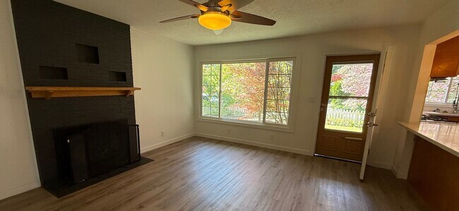 Building Photo - Well-cared-for home with strong curb appeal and quality updates in Southeast Portland.