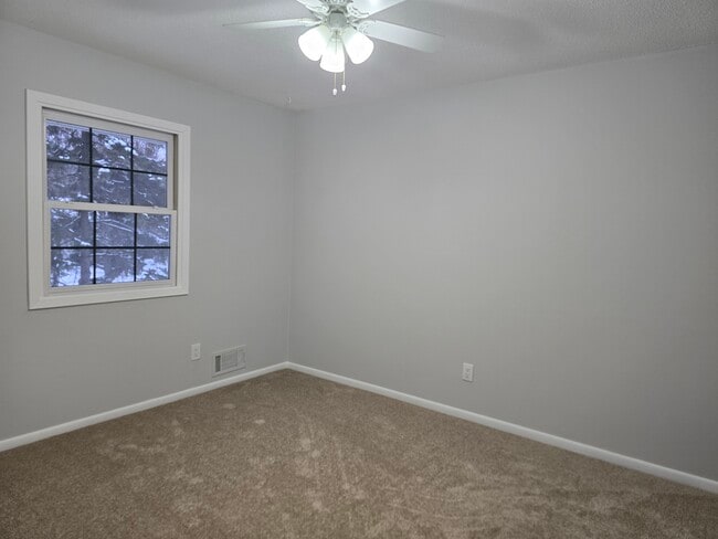 Building Photo - 5570 Shorewood Ln