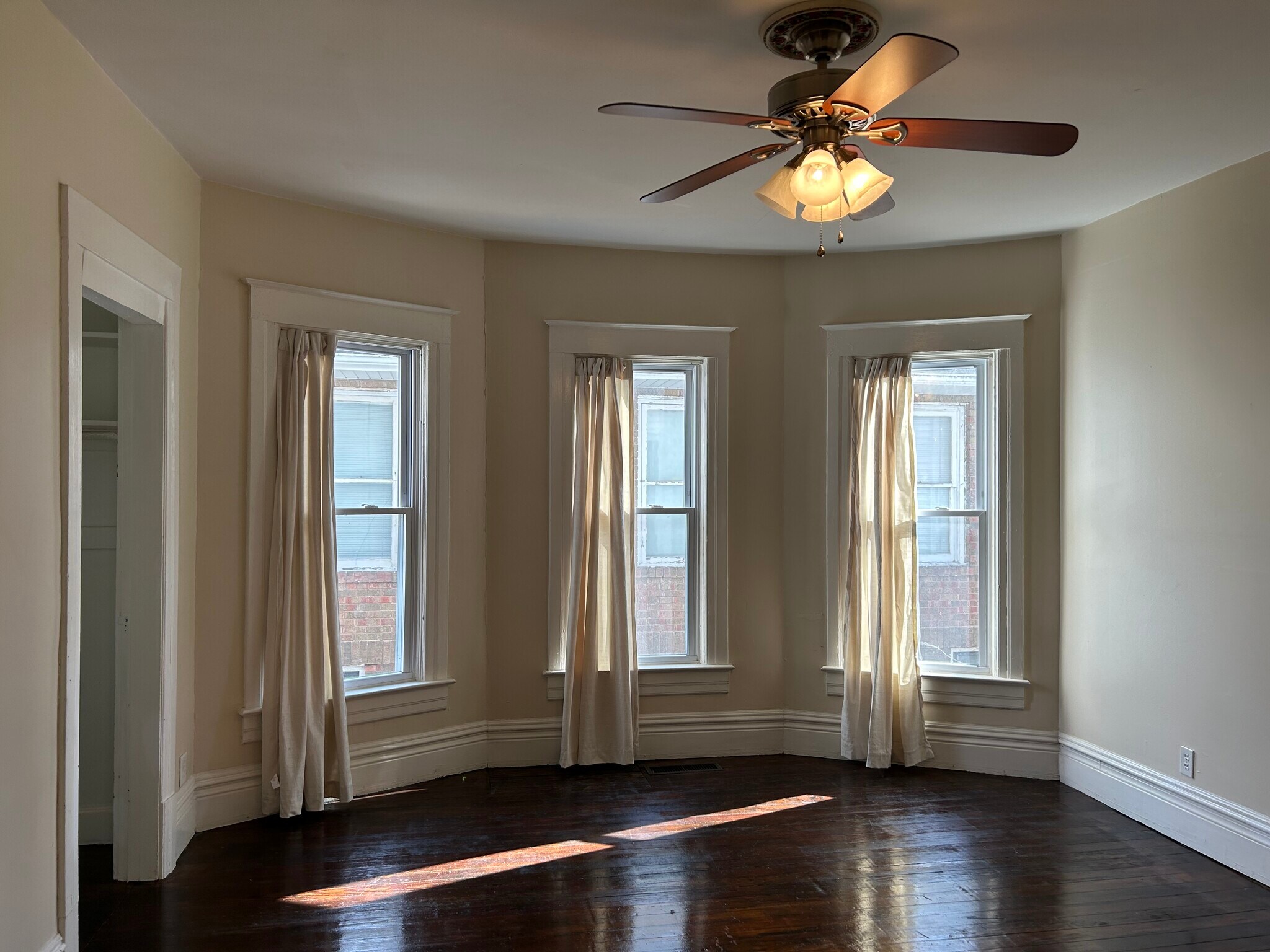 Building Photo - 503 W Allen St