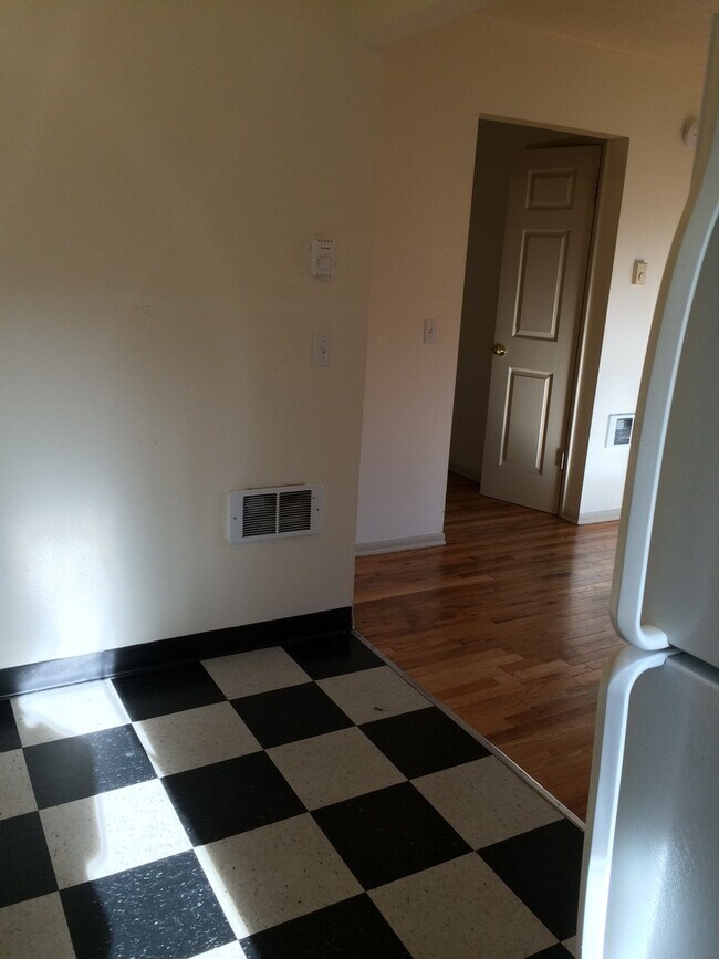Building Photo - Corner 1bed, great location, bike storage,...